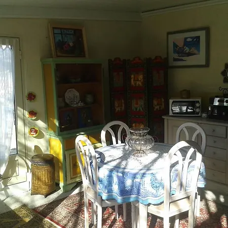Le Clos Des Cigales Bed & Breakfast 2*